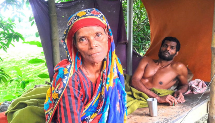 ২০ বছর ধরে মাকে নিয়ে রাস্তার ধারে জিনারুল