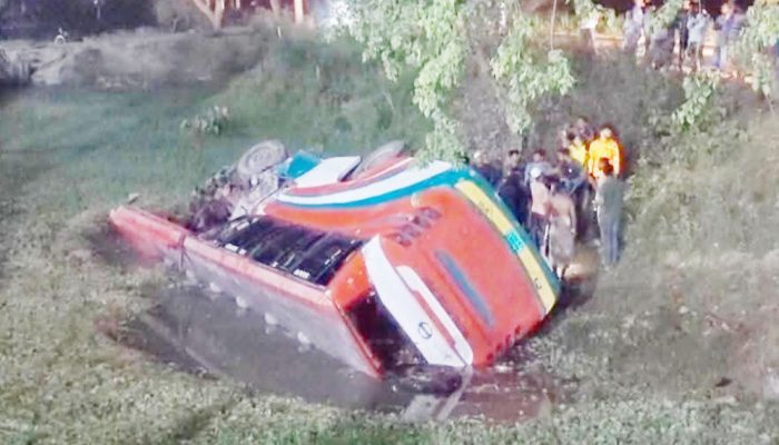 রাজশাহীতে জামায়াতের বাস-ট্রাক সংঘর্ষে ২ নিহত, ৩০ আহত