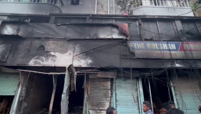 পুরান ঢাকায় অগ্নিকাণ্ড, ১ জনের মৃত্যু, ১৮ জন আহত