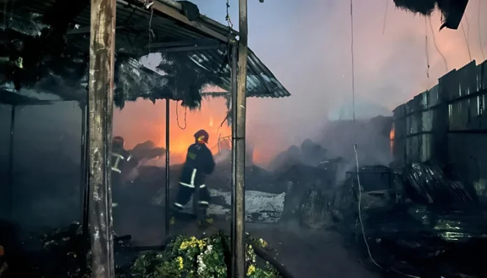 শাহবাগ ফুল মার্কেটে আগুন, নিয়ন্ত্রণে ৫ ইউনিট কাজ করছে