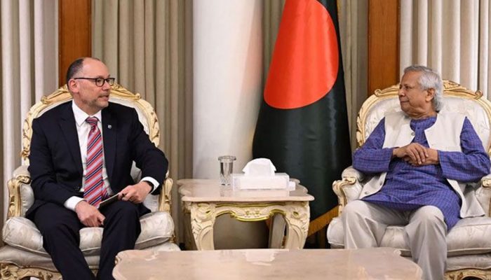 ড. ইউনূসের সঙ্গে সৌজন্য সাক্ষাৎ করলেন সাবেক মার্কিন রাষ্ট্রদূত পিটার হাস