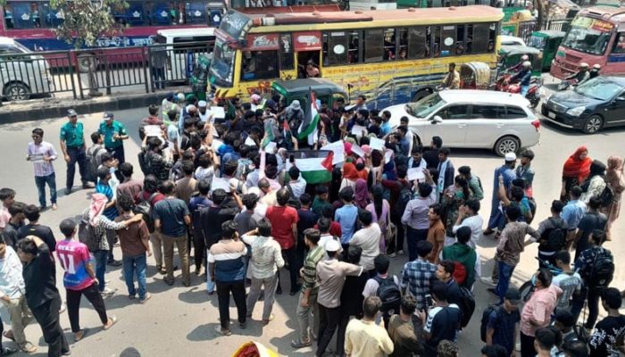 ইসরায়েলি হামলার প্রতিবাদে মার্কিন দূতাবাসের সামনে বিক্ষোভ: স্লোগানে উত্তাল ঢাকা