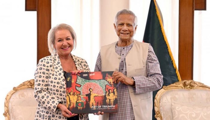 স্বাস্থ্যখাতে সংকট মোকাবিলায় যুক্তরাজ্যের সহযোগিতা চেয়েছেন প্রধান উপদেষ্টা