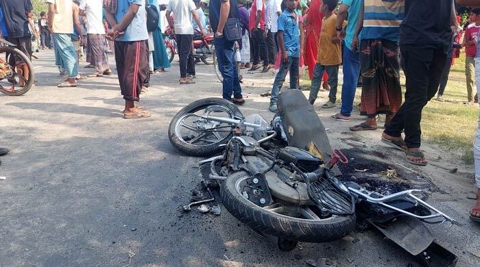 বাসের চাপায় ২ মোটরসাইকেল আরোহী নিহত, মহাসড়ক অবরোধ