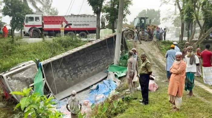 উল্লাপাড়ায় ট্রাক-মাইক্রোবাস সংঘর্ষে নিহত ২