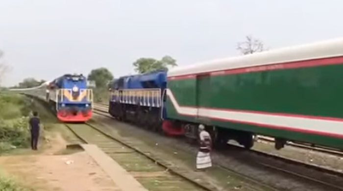 ঋণের টাকা শোধ করতে না পেরে ট্রেনের নিচে ঝাঁপ দিয়ে বৃদ্ধের আত্মহত্যা