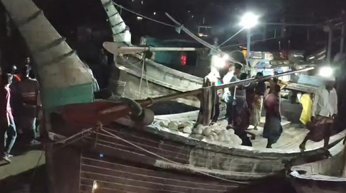 সাগরে মাছ ধরার ট্রলারে ডাকাতি, গুলিবিদ্ধসহ আহত ৮