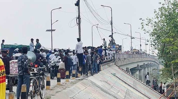 চাঁপাইনবাবগঞ্জে শিক্ষার্থীদের সড়ক অবরোধে ১০ কিলোমিটার যানজট