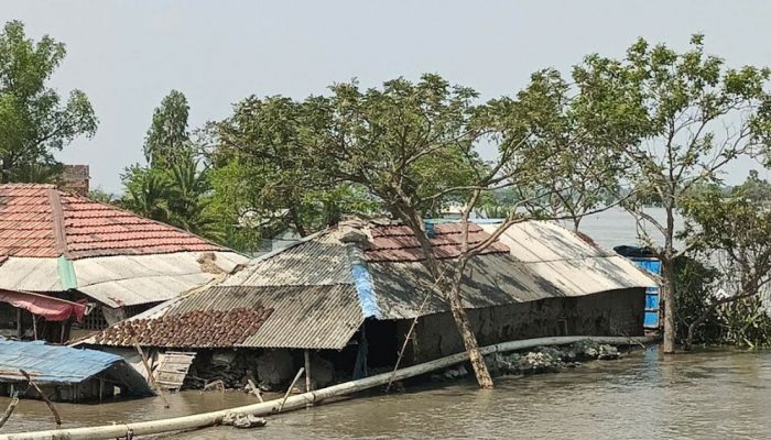 সাতক্ষীরায় বাঁধ ভেঙে প্লাবিত ১০ গ্রাম, ঈদ কাটল নির্ঘুম