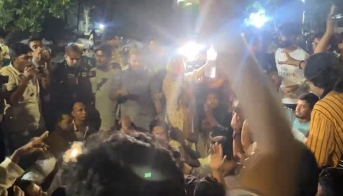 প্রধান উপদেষ্টার বাসভবনের সামনে হাসনাতের নেতৃত্বে অবস্থান