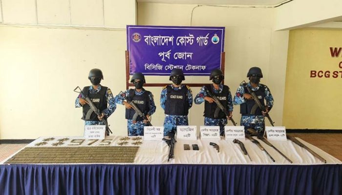 মিয়ানমার থেকে অনুপ্রবেশকালে রাইফেল-পিস্তল জব্দ