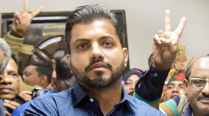 নিজেকে দুই সিটি