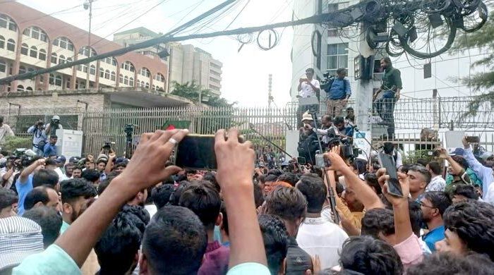 পুলিশের ব্যারিকেড ভেঙে ইসির মূল ফটকে বিক্ষোভ করছে এনসিপি