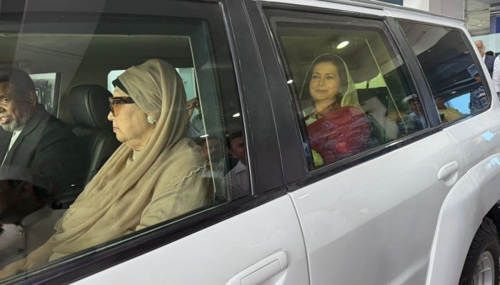 বিমানবন্দর থেকে ফিরোজার পথে খালেদা জিয়া
