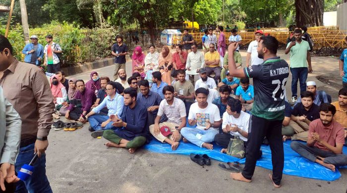 তিন দফা দাবিতে চলমান জবির আন্দোলন