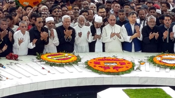 নেতাকর্মীদের ফুলেল শ্রদ্ধা জিয়াউর রহমানের সমাধিতে