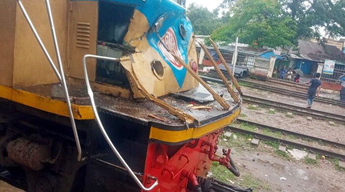 মৌলভীবাজারে ভয়াবহ দুর্ঘটনা থেকে রক্ষা পেলো ট্রেন