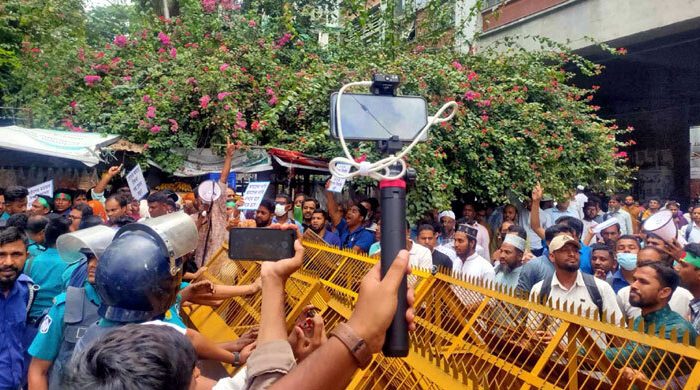 পুলিশকে শিক্ষকরা: আমাদের গায়ে হাত তুলবেন না