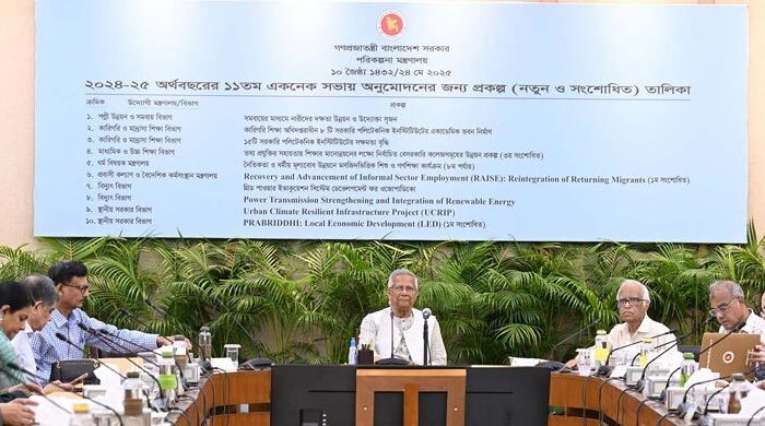 দায়িত্ব ছেড়েতো আমরা যেতে পারব না: প্রধান উপদেষ্টা
