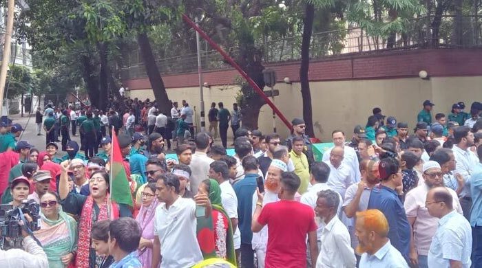 ফিরোজার সামনে তিল পড়ার ঠাঁই নেই