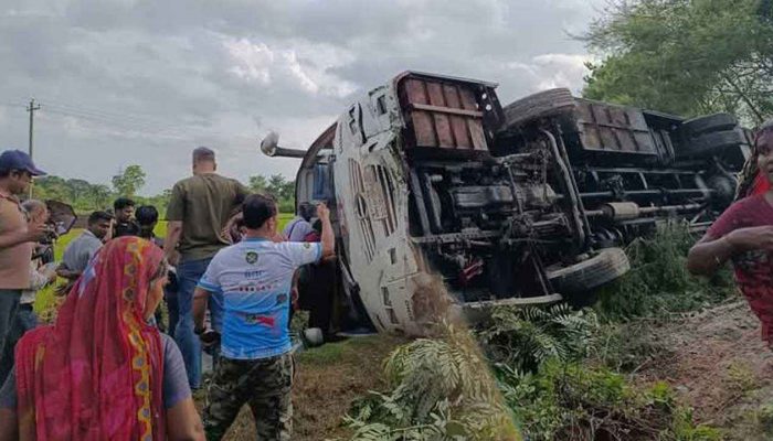 বাস উল্টে সড়কের পাশের খাদে, রক্ষা পেলেন ৩৫ সাংবাদিক
