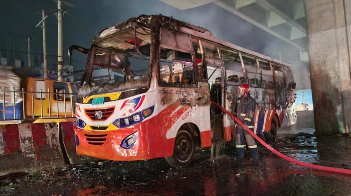 আশুলিয়ায় একটি দাঁড়িয়ে থাকা বাসে আগুন