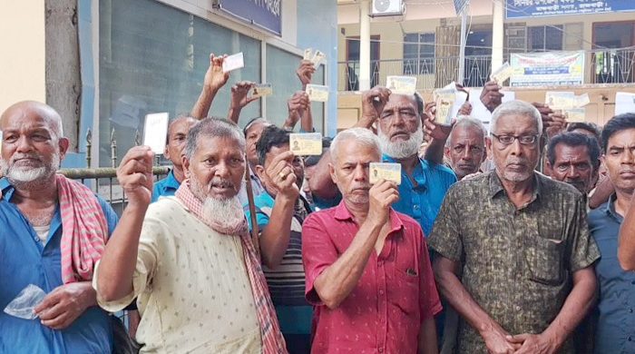 রাজবাড়ীতে ভিজিএফের চাল না পেয়ে বিক্ষোভ জেলেদের