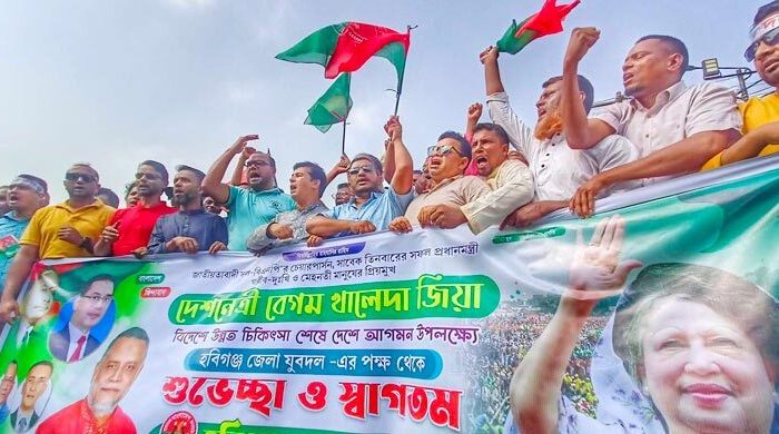 ভোর থেকেই বিমানবন্দরে খালেদা জিয়ার অপেক্ষায় বিএনপি নেতাকর্মীরা