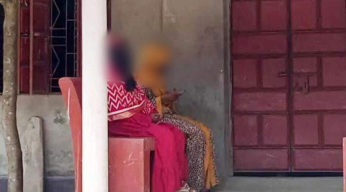 প্রবাসীর বাড়ি থেকে বিয়ের দাবিতে অনশনরত তরুণী গ্রেফতার