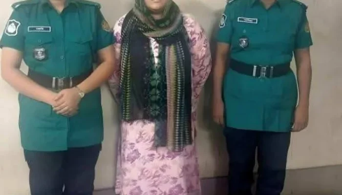 আদালতে হুড়োহুড়িতে জুতা হারালেন মমতাজ
