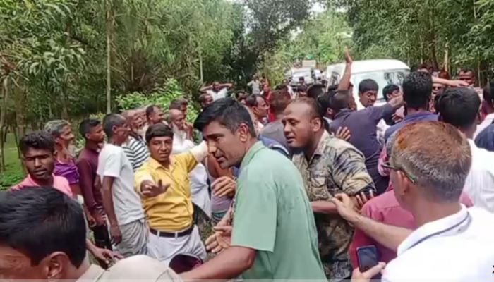 নালিতাবাড়ীতে উপদেষ্টা রিজওয়ানার গাড়িবহরে হামলা