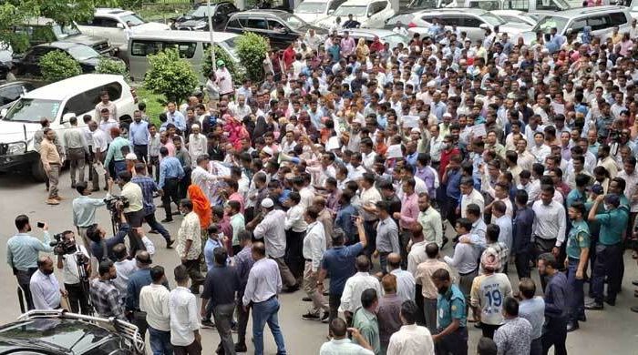 সরকারি চাকরি অধ্যাদেশ বাতিলের দাবিতে উত্তাল সচিবালয়