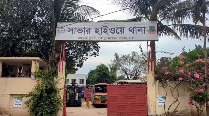 সাভারে দাঁড়িয়ে থাকা বাসে ট্রাকের ধাক্কা, নিহত ২