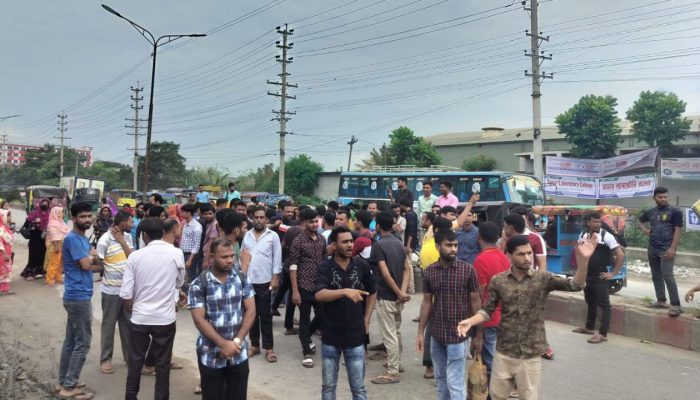 সাভারে বকেয়া বেতনের দাবিতে সড়কে বিক্ষোভ