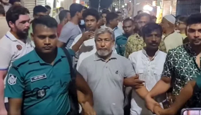 জামিনে থাকা আ’লীগ নেতাকে ধরে পুলিশে দিলো বিএনপির নেতাকর্মীরা