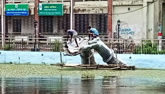 ভেঙে ফেলা হচ্ছে নজরুল বিশ্ববিদ্যালয়ের ‘অঞ্জলি লহ মোর’ ভাস্কর্য