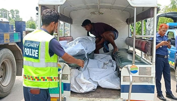 টাঙ্গাইলে মাইক্রোবাস দুর্ঘটনায় দুই ছেলেসহ বাবা নিহত