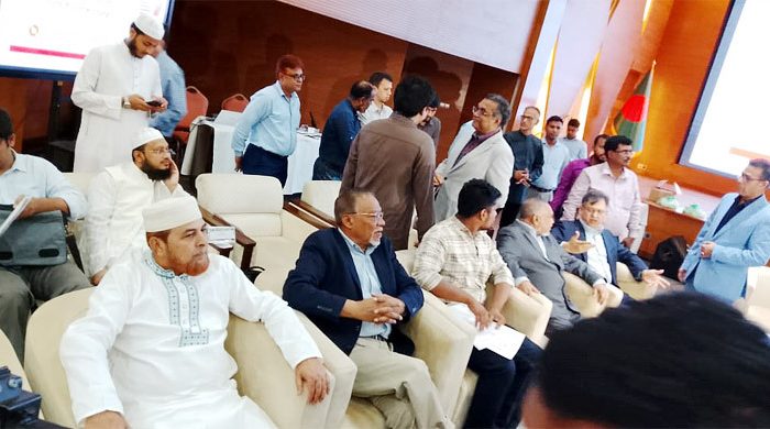 বিভিন্ন রাজনৈতিক দলের নেতাদের সঙ্গে ঐকমত্য কমিশনের বৈঠকে চলছে