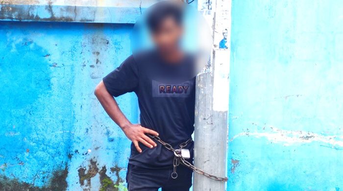 চুরির অপবাদে যুবককে বিদ্যুতের খুঁটিতে বেঁধে নির্যাতন