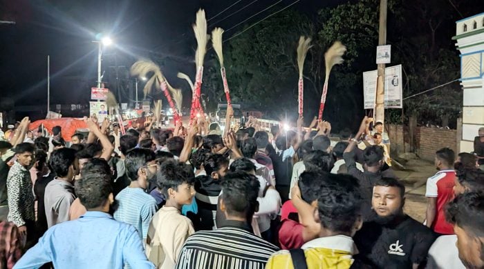 কুয়াকাটায় ইউএনওর বিরুদ্ধে ঝাড়ু মিছিল করলো ফটোগ্রাফাররা