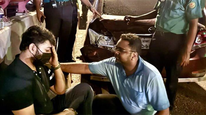 ট্রাকের ধাক্কা খেয়েও ভাগ্যক্রমে বেঁচে গেলেন নায়ক বাপ্পী