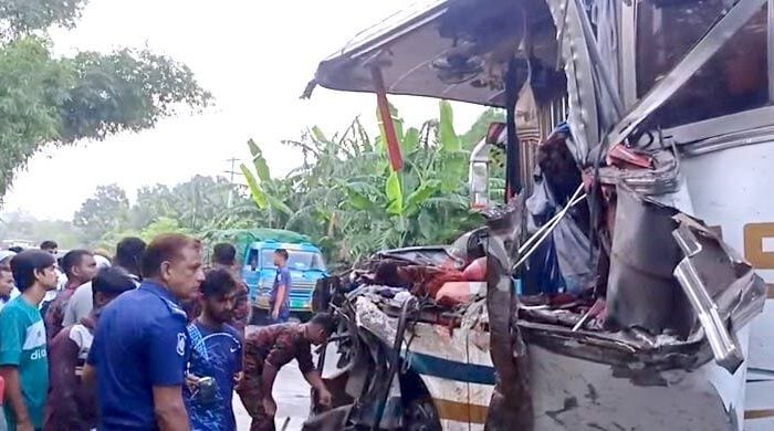 দাঁড়িয়ে থাকা ট্রাকের পেছনে বাসের ধাক্কা, নিহত ৫