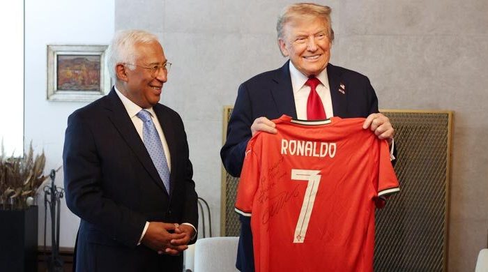 ট্রাম্পকে রোনালদোর সই করা জার্সি উপহার