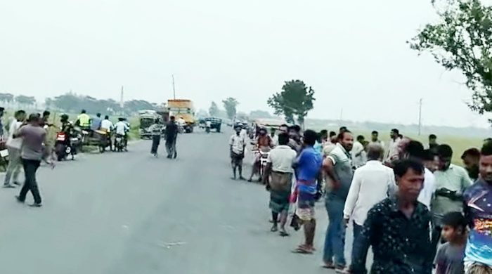 দাঁড়িয়ে থাকা বাসে মোটরসাইকেলের ধাক্কায় তিন বন্ধু নিহত