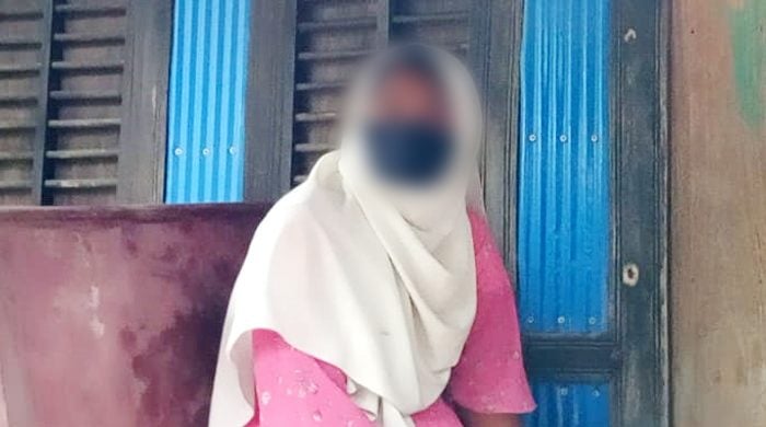 পিরোজপুরে স্ত্রীর স্বীকৃতির দাবিতে তরুণীর অনশন