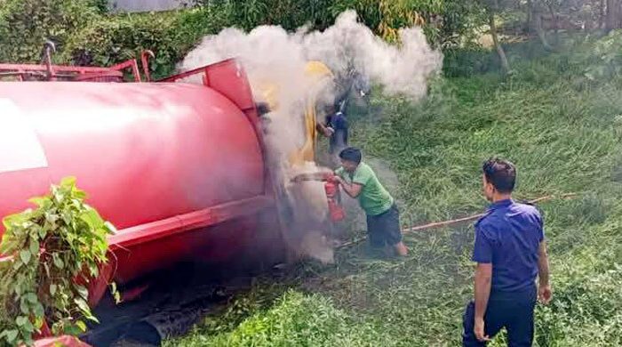 মিরসরাইয়ে সড়কের পাশের খাদে পড়ে তেলবাহী গাড়িতে আগুন