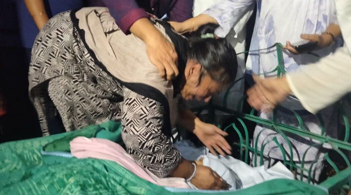 প্যারোলে মুক্তি পেয়ে শেষ বারের মতো মায়ের মুখ দেখেছেন সাংবাদিক ফারজানা রুপা