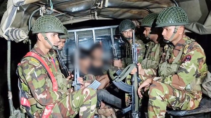 বগুড়ায় রাতভর সেনা অভিযানে দেশীয় অস্ত্রসহ আটক ২