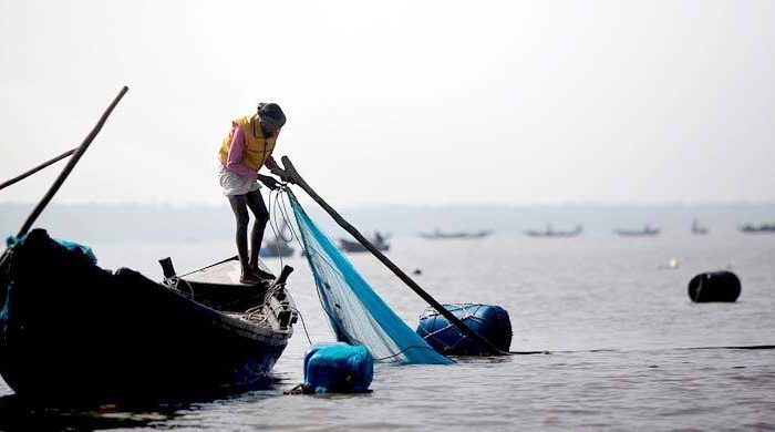 দুই মাস পর নিষেধাজ্ঞা শেষে জাল নিয়ে সমুদ্রে জেলেরা