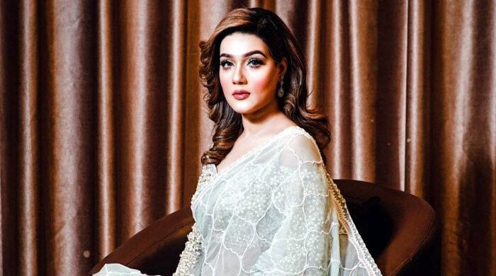 দেশ ছেড়ে কোথায় গেলেন নায়িকা মাহিয়া মাহি